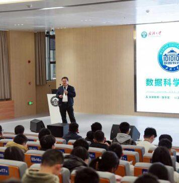 张平文为本科生开讲《数据科学导论》第一课