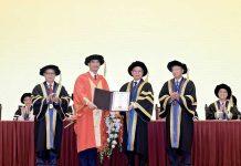 澳门大学向龚旗煌院士颁授荣誉博士学位