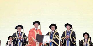 澳门大学向龚旗煌院士颁授荣誉博士学位